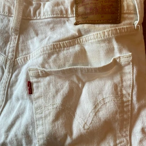 Levi’s shorts - Vita korta levi’s shorts. Nypris 600kr, i nyskick. Stretchigt material