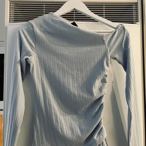 Ljusblå top - Jättesöt ljusblå top från Gina, ny och aldrig använd, prislappen kvar! Kan skicka fler bilder🤍