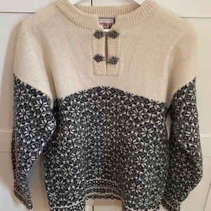 Ull tröja Northbrook - Tröja i ull och metall-detaljer. Som ny. Endast leverans, skickas måndag. Jag samfraktar 😇