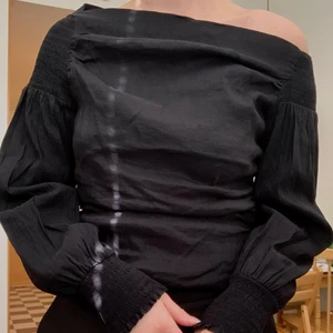 SVART TOPP ZARA - Svart långärmad från topp med sneskärning som är lite rynkad längs sidorna, går att ha över båda axlarna också. Storlek L men passar bra på en M också. Pris kan diskuteras 