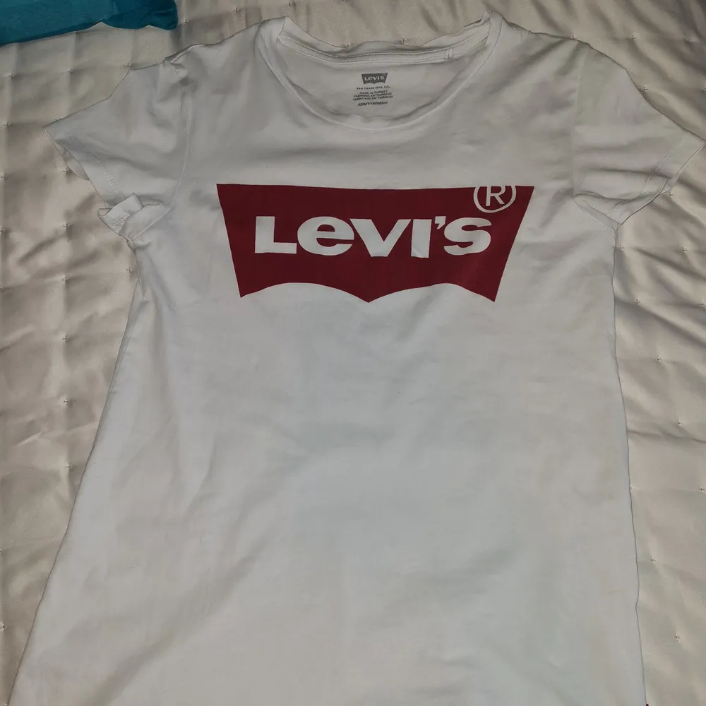 Jättefin Levis tröja!! Använd flera gånger. Fint skick. Hör av dig om du är intresserad eller om du har några frågor💗. T-shirts.