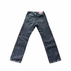 Acne studios jeans i bra skick org 2300kr  säljer pga dom har blivit för korta i längden för mig. 