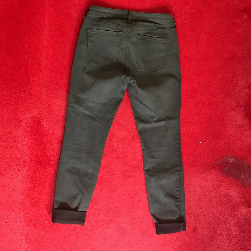 Comfortable skinny jeans dark green. Front pockets are just there for design and rear pockets are real. Very nice piece. Love the ends that add a contrast with the darker tone. Jeans & Byxor.