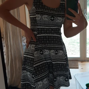 Mönstrad klänning - 😍Mönstrad klänning från hm med anpassade form, storlek 38😍