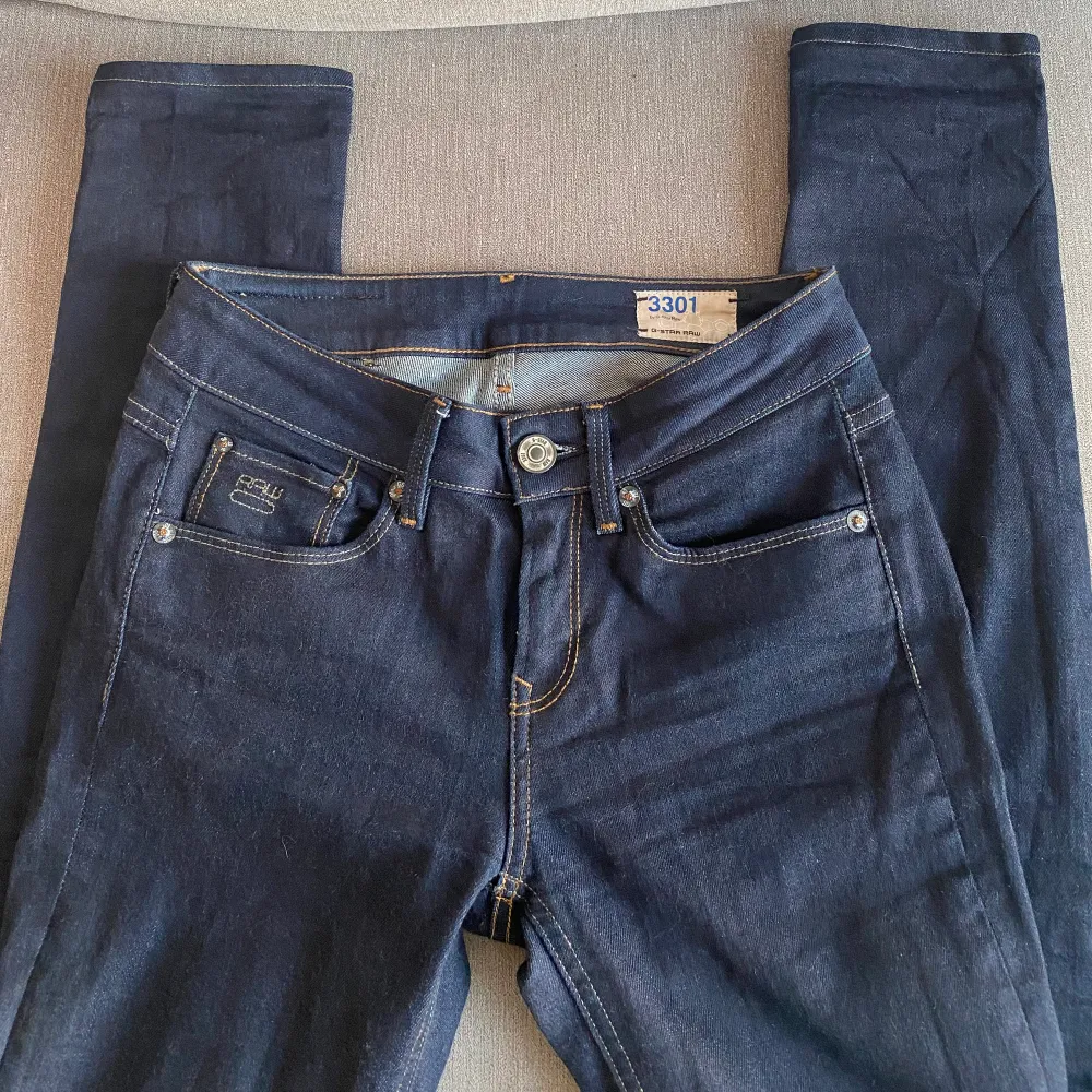 Säljer dessa snygga G-star jeansen, använda fåtal gånger och är i bra skick!!! Storlek 25/32, normal/låg midjade, och stretchigt material 💞 köparen står för frakt!. Jeans & Byxor.