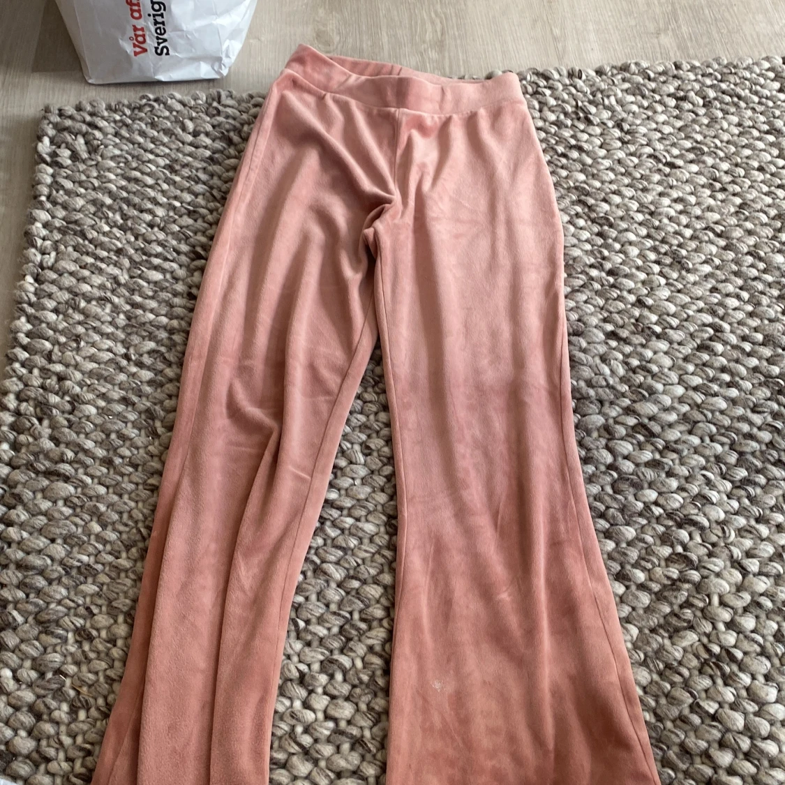 Rosa ut svängda byxor  - 91