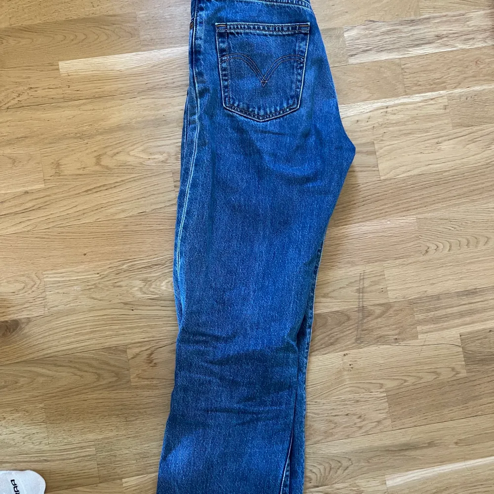 Levis jeans i väldigt fint skick . Jeans & Byxor.