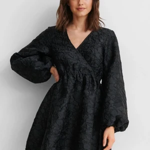 Svart klänning💛 - Svart NA-KD klänning🌸