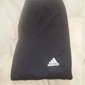 Adidas byxor för barn - Snygga Adidas byxor för barn inyskick. Endast använda ca 1 gång annars som nya och säljes pga de ej används (garderosrensning) ,                        Köptes för 399:- Storlek: 11-12 år (US M) 🛍️🌺💌🌺🌺🌺