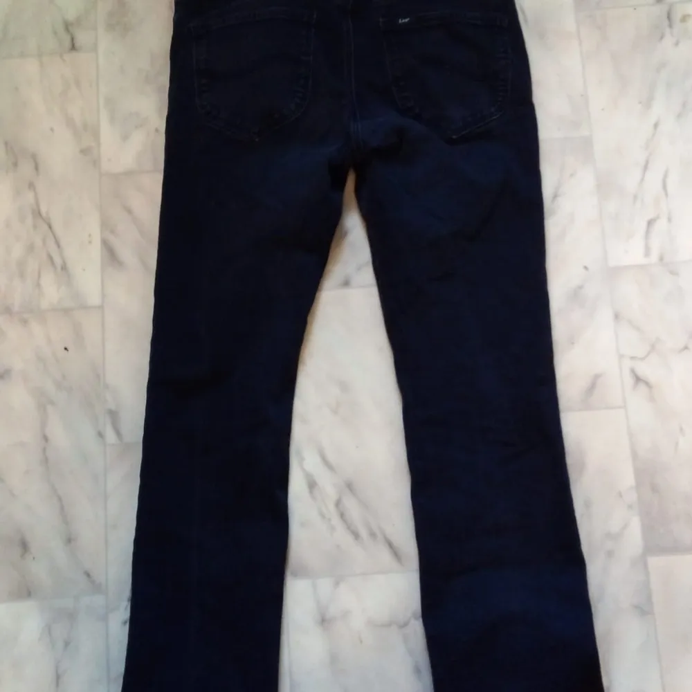 Lee Jeans i mycket fint skick och ch perfekt passform. Garderosrensning så vill bli av med lite och hoppas det kan glädjas någon annan. Köpta för 1.489:- Storlek : W30  L31. Fler bilder kan skickas vid intresse 🛍️📦🌺. Jeans & Byxor.