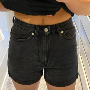 Svarta jeans shorts från Stay - Snygga svarta jeans shorts från Stay. Köpta för 599 på carlings. Stretchiga och super sköna men tyvärr små för mig! 