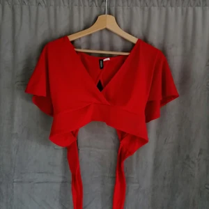 Sommar topp  - Säljer min röda fina topp då jag inte längre använder den. Den är använd några gånger men har inget slitage annat är två jättesmå nålhål mellan bröstet då jag har nålat tröjan för att jag tyckte att v-ringningen var stor. Jag tycker personligen att den här tröjan är as skön att gå med på sommaren när det är asvarmt! (: Skulle säga att den sista bilden stämmer av hur färgen på toppen ser ut i verkligheten, köparen står för frakt.