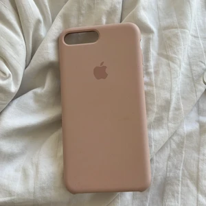 iphone skal - Jättefint rosa skal från apple! Passar till iphone 6/7/8 plus. Använt max 2 gånger.
