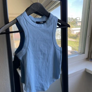 BLÅ HELT NY BIKBOK TOPP - OANVÄND - Blå topp från BikBok, helt ny med prislapp på och helt oanvänd! Nypris 129kr 