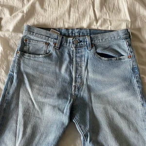 Levi’s 501 orginal - Sköna 501:or som är använda rätt mycket, detta ger dem en skönare passform enligt mig, inte mycket slitage! Skriv för mer info!