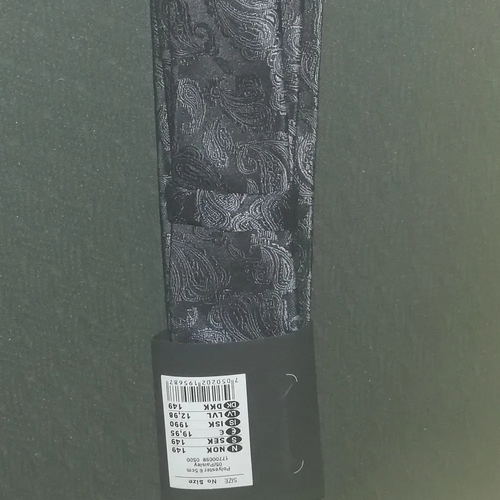 En Slipps aldrig använd från dresman svart med gråt mönster pris 70kr frakt till komer . Accessoarer.