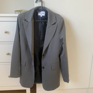 Grå blazer  - Superfin grå blazer från nakd, strl 36 och är i nyskick inga slitningar alls. 