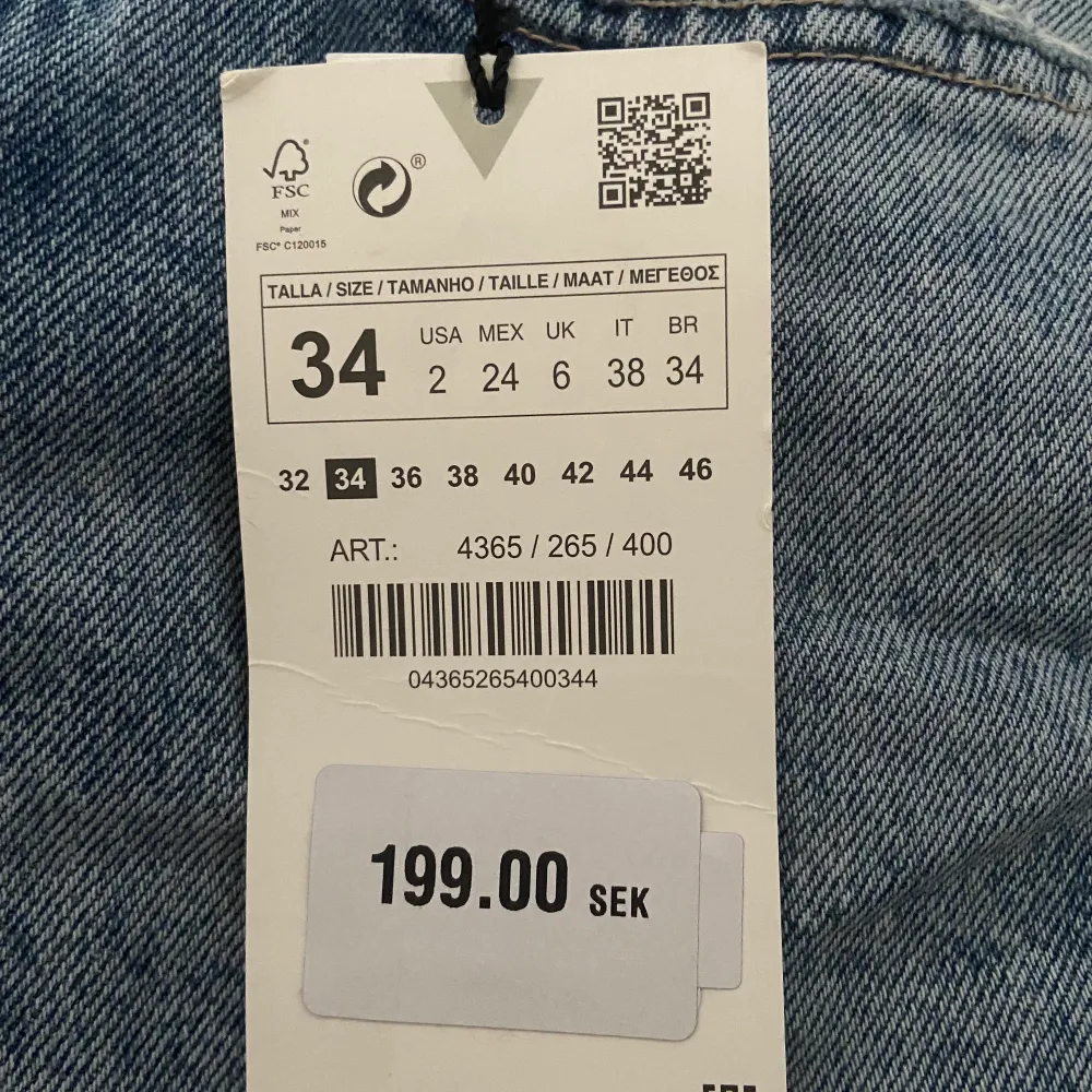 Slutsålda jeans från Zara. Säljer pga för små för mig. Oanvända, prislapp kvar.. Jeans & Byxor.