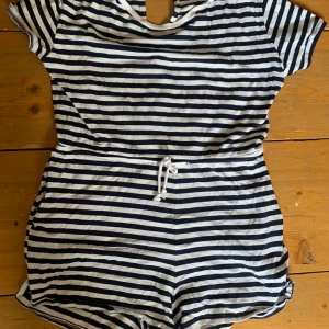 Randig jumpsuit  - Säljer denna randiga jumpsuit från hm. Sparsamt använd. Storlek 44.