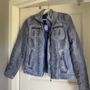 Jacka  - SUPERSNYGG 😭 jacka i tygmaterial med jeans imitation!! Köpt på sellpy men är tyvärr lite för liten för mig som vanligtvis är en M, och skulle säga att denna jacka mer passar en S. Prislappen är kvar!