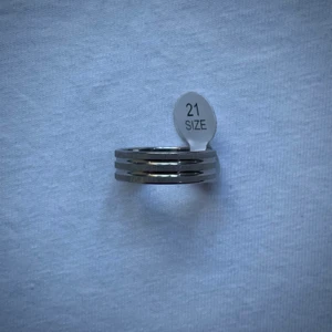 Ring - Shiny and silver ring. Size: 21mm och 18mm. Fri frakt. Rostfritt material. Följ gärna vår instagram: ring.butiken