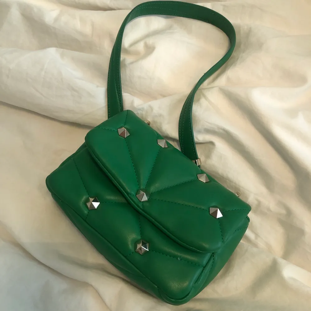 Säljer min gröna väska med nitar från Zara. Använd fåtal gånger. . Väskor.