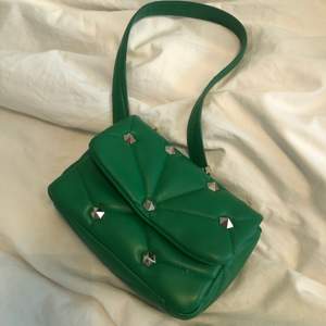 Säljer min gröna väska med nitar från Zara. Använd fåtal gånger. 