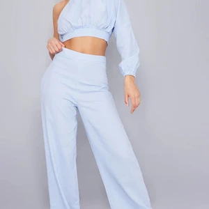 Blått set  - Blått set från PRETTYLITTLETHING. Jätte fint men tyvärr fel storlek för mig. Storlek UK 10 (38). Är 174 och byxorna passar perfekt men topp för liten. Säljer för 200kr plus frakt 😍 aldrig använt, säljs med lappar. 