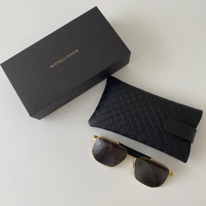 Solglasögon från Bottega Veneta - Solglasögon från Bottega Veneta- använt enstaka gång så är i nyskick. Glasögonfodral, oöppnad putsduk samt kartong tillkommer vid köp. 