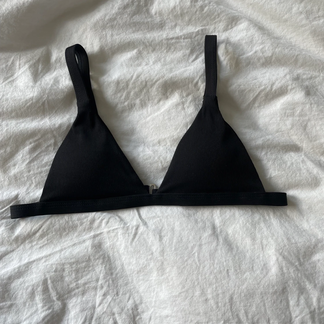 Ribbad triangelformad bikini topp