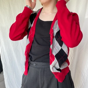 Argyle kofta ❤️‍🩹 - En så söt argyle kofta med rött, grått och svart. Strl S. Köparen står för frakten. ❤️‍🩹