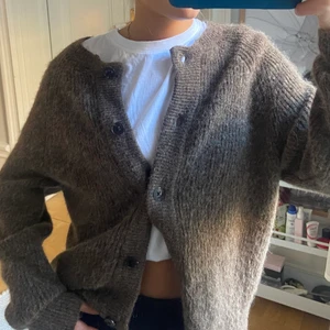 Stickad kofta  - Superfin stickad kofta i mohair liknande material från Selected Femme. I storlek S och går att ha på många olika sätt, köpt för 725kr, knappt använd 💕