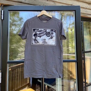 Limitato t-shirt - En av de första trycken som såldes av limitato. Storlek S. Små flaws finns. Allt og finns med, dvs box, certifikat. För fler frågor kom pm. Mvh, Max.