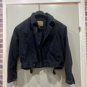 Kort jeansjacka - Kort jeansjacka i strl s. Använd få gånger. Den är croppad i midjan ungefär!