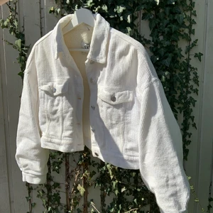 jacka🤍 - Säljer denna jacka som jag älskar men kommer tyvärr inte till användning längre💙 köpt på zara för några år sedan, använd med bra skick! Köparen står för frakt🌷