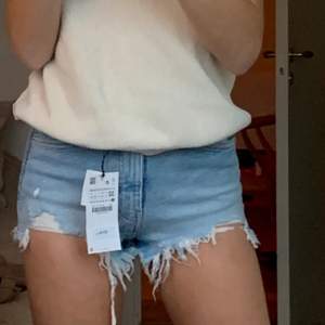 Säljer dessa jeansen shortsen från zara som är köpta här på Plick, helt oanvända med lappen kvar 💕 lånade bilder 