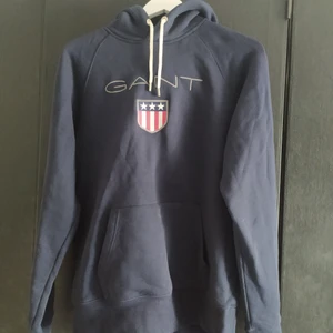 GANT hoodie - Säljer denna i princip helt oanvända GANT hoodie. Använd cirka två gånger. Säljer då den inte passar längre 