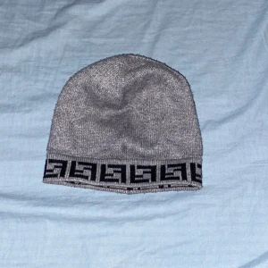 Hej säljer Fendi mössa  - Hej säljer en Fendi mössa den är cirka 2år gammal 