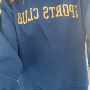 Blå tröja  - Säljer denna blå tröja med text köpt förra året men andvänd fåtal ggr💗💋