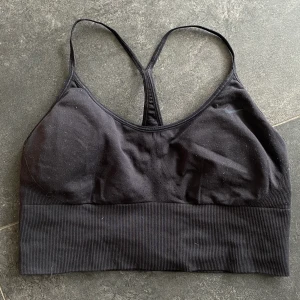 Sport BH  - Sport bh från Nike, svart storlek M. Använd en del. Säljer för 50kr plus frakt🖤