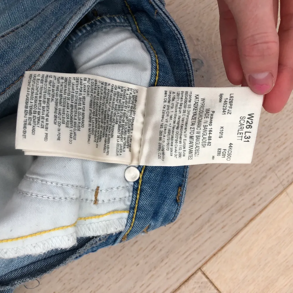 Lee Jeans i modell Scarlett storlek W26 L31. Bra längd för mig som är 165. Använder inte dessa jeans längre men ganska väl använda tidigare år. Forfarande snygg, inte särskilt urtvättad, jeans-färg! Mjuka och stretchiga jeans!. Jeans & Byxor.