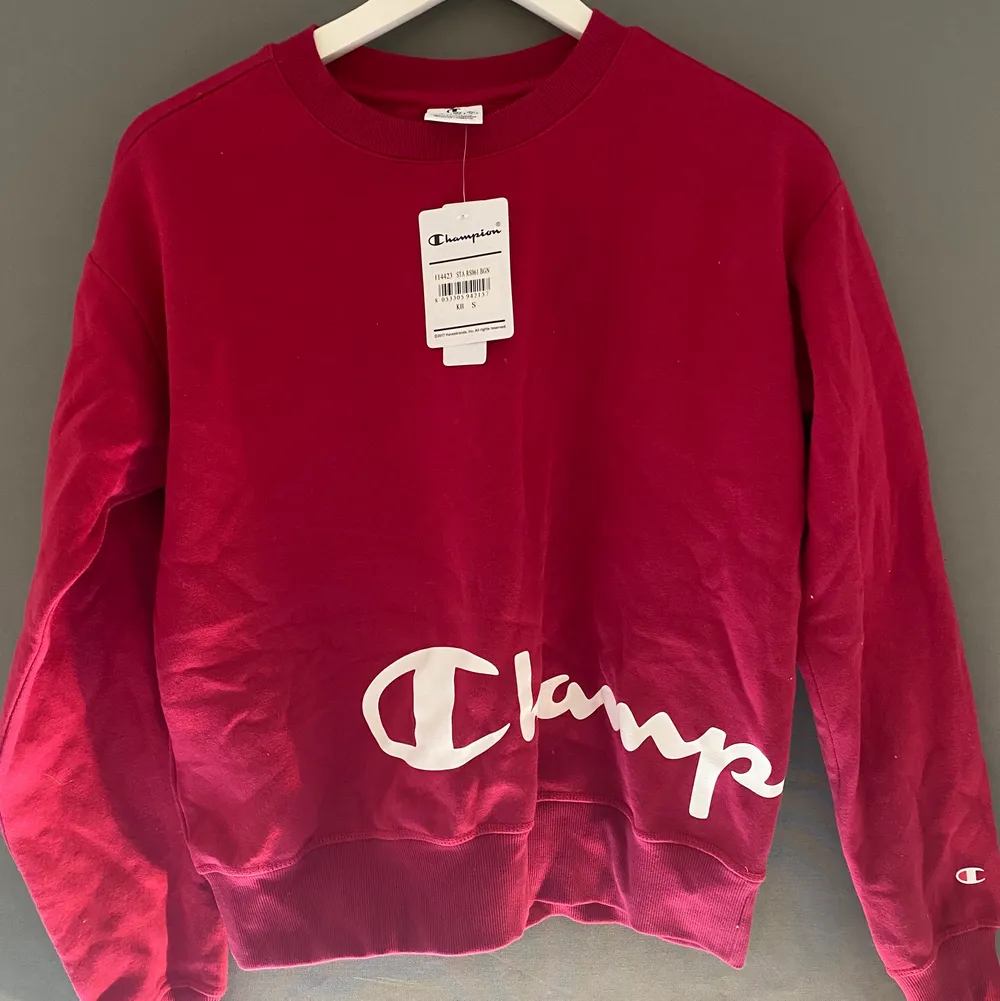 Säljer denna röda sweatshirt från Champion storlek S. Helt ny med prislappen kvar har endast testat den. Säljer pga att den tyvärr var förliten för mig. 150kr (plus frakt)❤️‍🔥. Tröjor & Koftor.