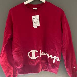 Säljer denna röda sweatshirt från Champion storlek S. Helt ny med prislappen kvar har endast testat den. Säljer pga att den tyvärr var förliten för mig. 150kr (plus frakt)❤️‍🔥