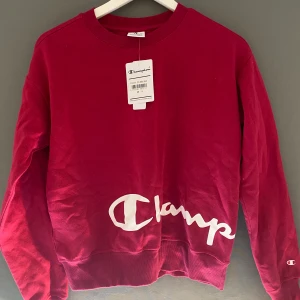 Sweatshirt champion  - Säljer denna röda sweatshirt från Champion storlek S. Helt ny med prislappen kvar har endast testat den. Säljer pga att den tyvärr var förliten för mig. 150kr (plus frakt)❤️‍🔥