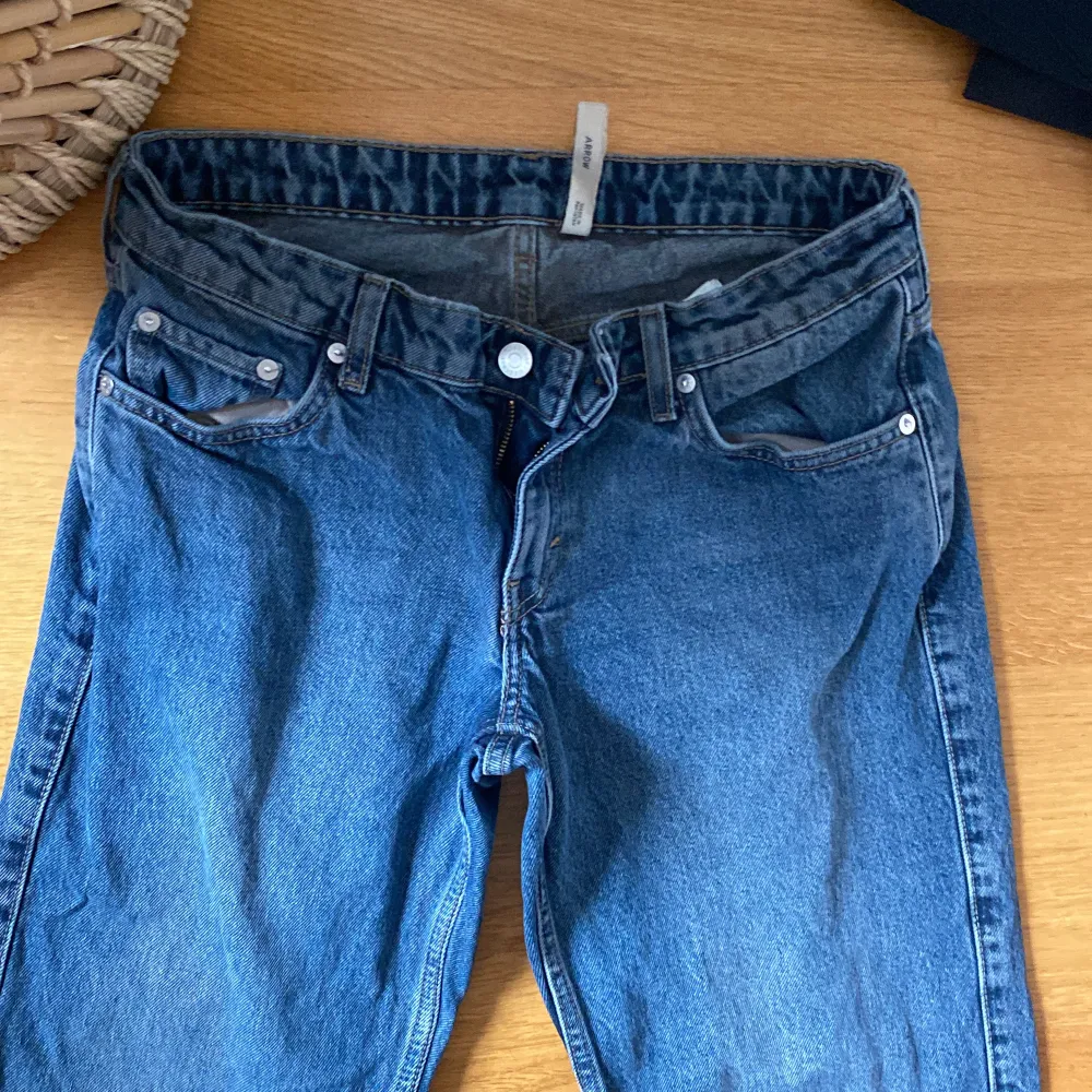 Super snygga lågmidjade jeans som säljs endast pga för korta. Har själv dem i 2 andra färger men i rätt storlek, favorit jeansen helt klart. Storlek 29/30. Inga brister alls, och super fin färg.. Jeans & Byxor.