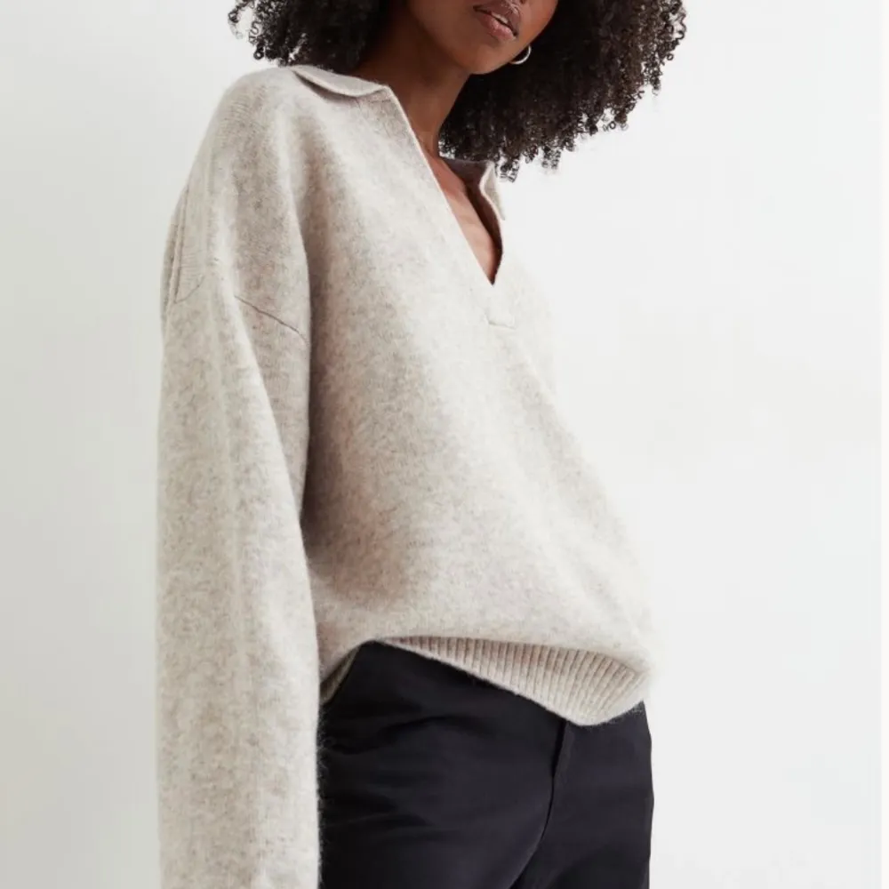 Säljer denna stickade tröja från H&M eftersom att den inte kommer till användning. Så fin grå/beige färg!! Älskar kragen & de långa armarna men den är lite för stor för mig. Storleken är S men skulle säga att den även passar en M beroende på hur man vill att den ska sitta . Tröjor & Koftor.