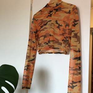 Orange camo mönster på den här croppade mesh toppen från PrettyLittleThing, köpt i London!! Svinsnygg. 🍊🔥🍊🔥🍊