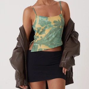 Topp Motel Rocks  - Så snygg tröja från motel rocks som tyvärr var lite för stor för mig, är därför helt oanvänd och lappen sitter kvar. Perfekt till sommaren!