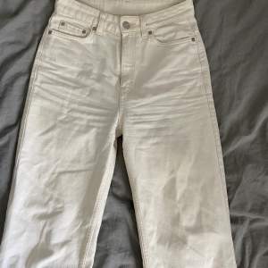 Jättefina jeans från Weekday som tyvärrr har blivit för små för mig. Dom är i bra skick men har lite fläckar längst ner (visas på bild 3). Storlek W25/L30. Frakt tillkommer:)