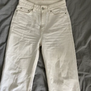 Weekday  - Jättefina jeans från Weekday som tyvärrr har blivit för små för mig. Dom är i bra skick men har lite fläckar längst ner (visas på bild 3). Storlek W25/L30. Frakt tillkommer:)